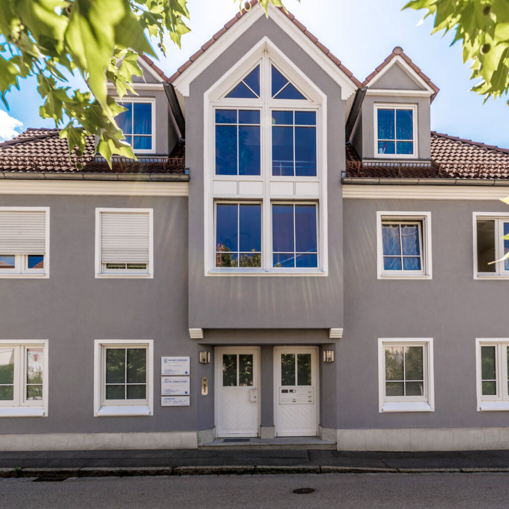 Frontalansicht Praxisgebäude