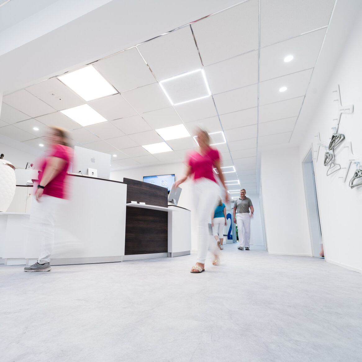 Angestellte laufen im Praxisflur