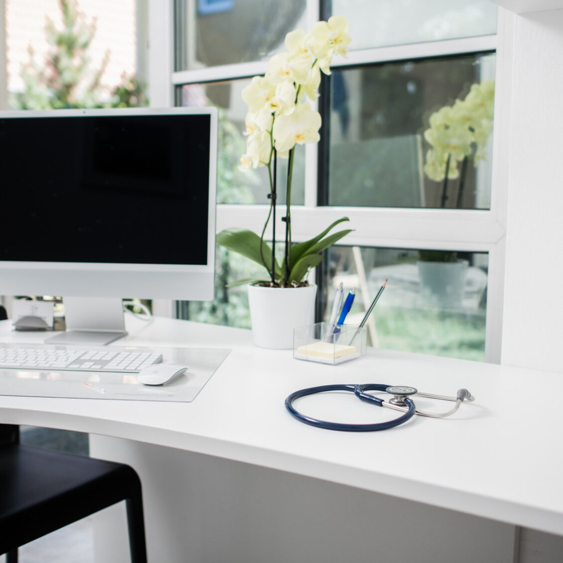 Aufnahme Schreibtisch mit Computer und Stethoskop