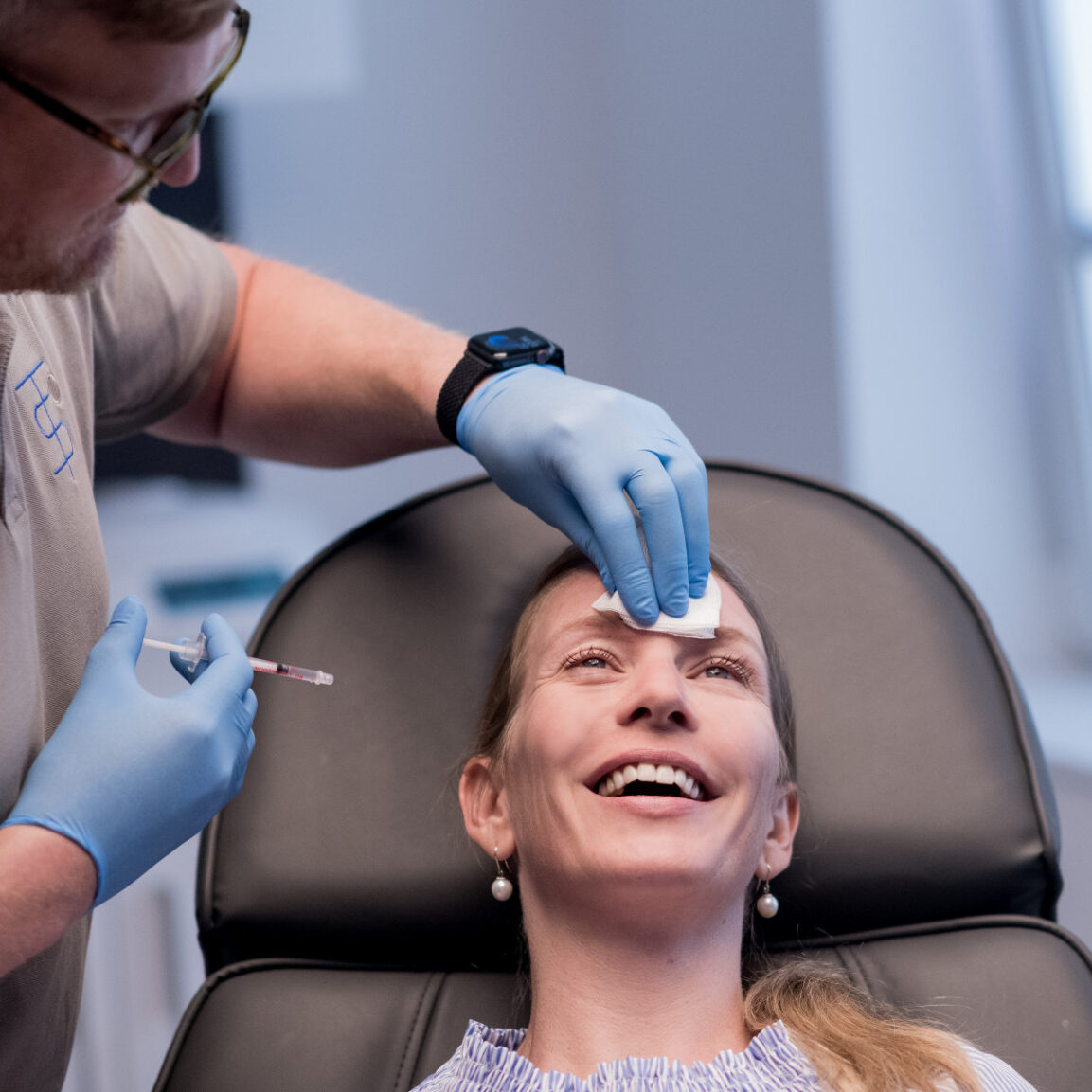 Dr. Schmidt Unterspritzung an der Wange einer lachenden Patientin